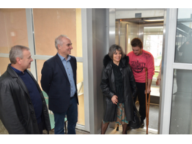 Liftom na više spratove doma zdravlja u Pećincima